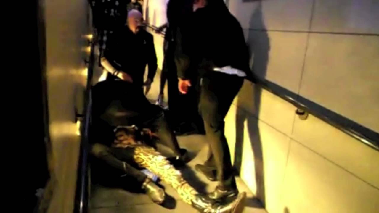 Andy6 falls @hollywood&highland concert