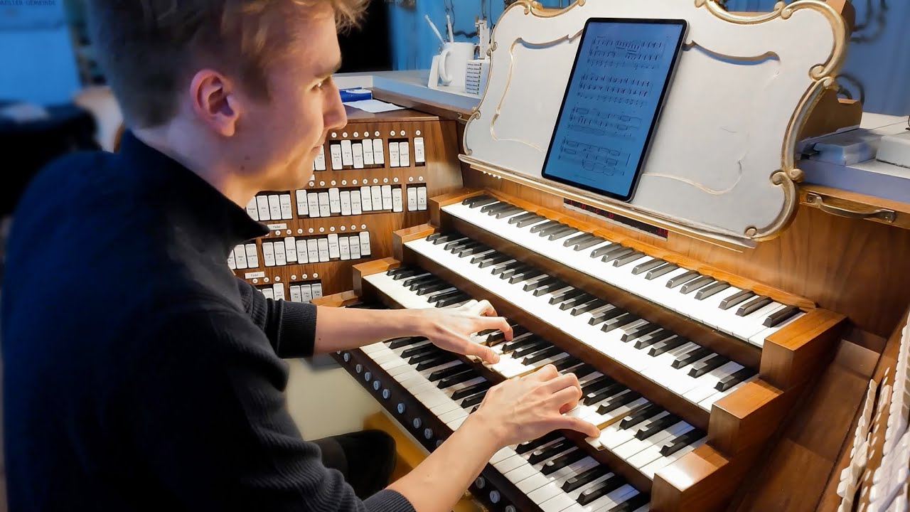 Widor Toccata x Adeste Fideles.. on the Bruckner organ!