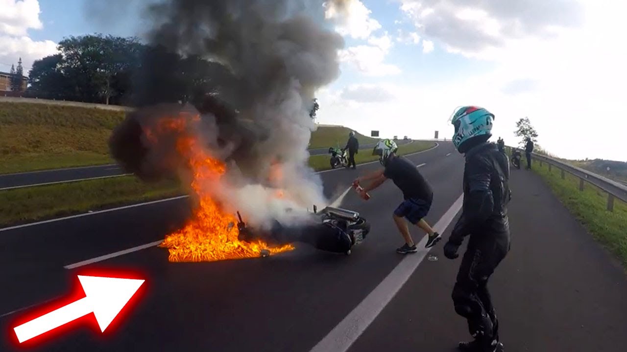 SA MOTO PREND FEU AU MILIEU DE LA ROUTE !😱 Ils appellent les pompiers ( Compilation 2024 )