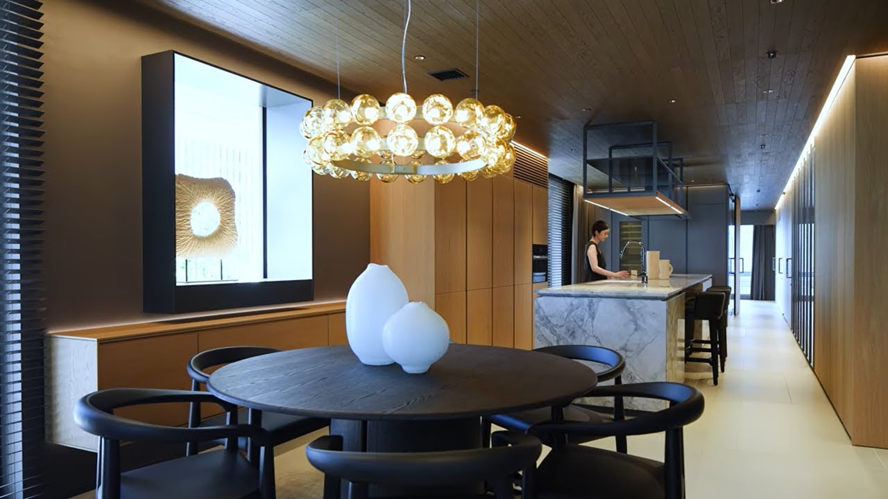 黒崎敏 / APOLLOとニコラ・ガリッツィアによる、東京の住戸「MORANDI」。家具ブランドと協働。代表製品のシステム収納を“建築の核”とし、各部屋を繋げた壁面に“シームレスに収納を連続”させる