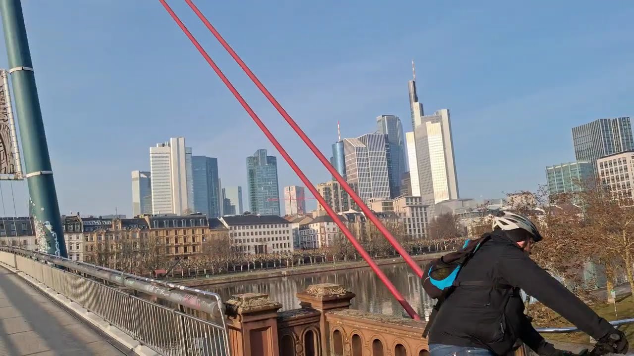 Mittagspause am Main in Frankfurt 