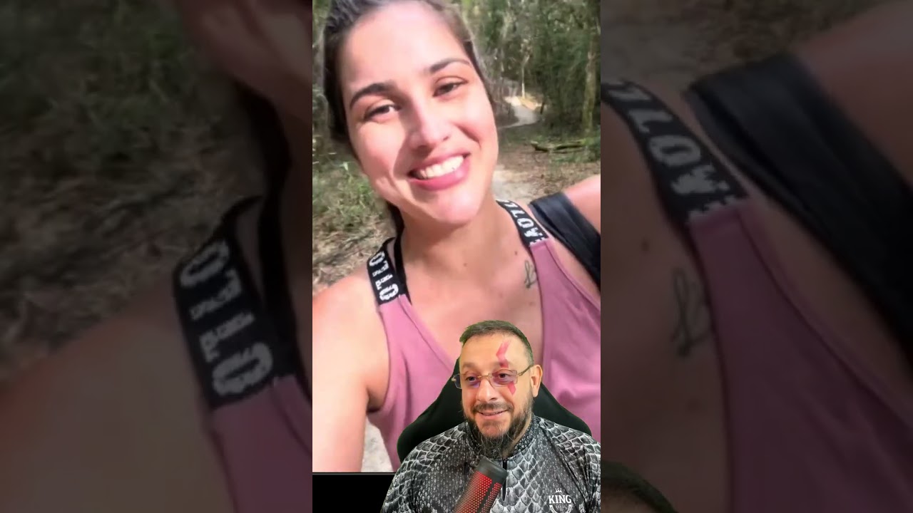 Mulher da de cara com cobra jararaca e pensa em passar correndo perto dela. Vai dar errado...