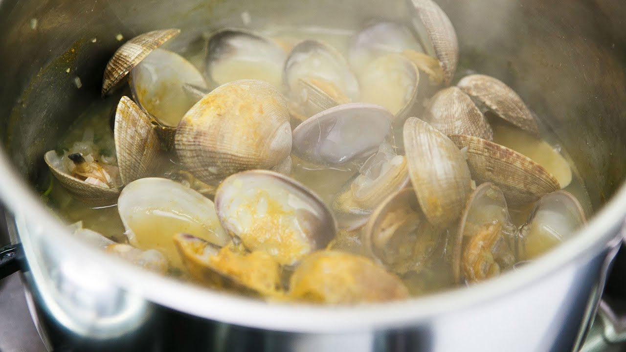How to Clean Fresh Clams Before Cooking