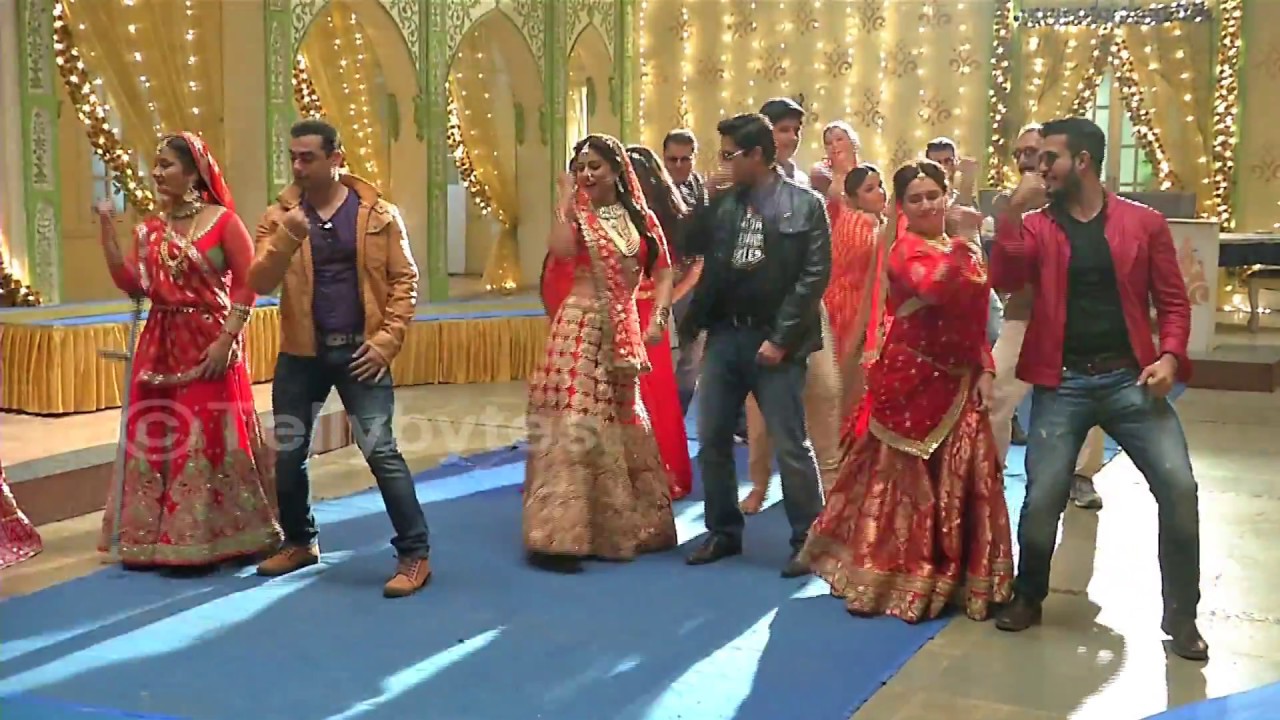 Akshara,  Naira and family dances on Karvachaut in Yeh rishta kya Kehlata hai