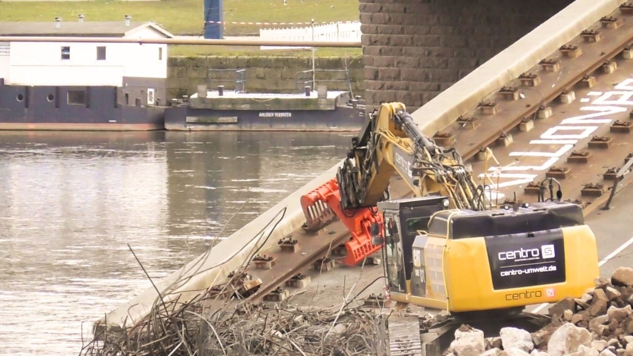 Abbrucharbeiten auf der Neustädter Seite im Fokus - Carolabrücke Dresden Update 24.01.2025
