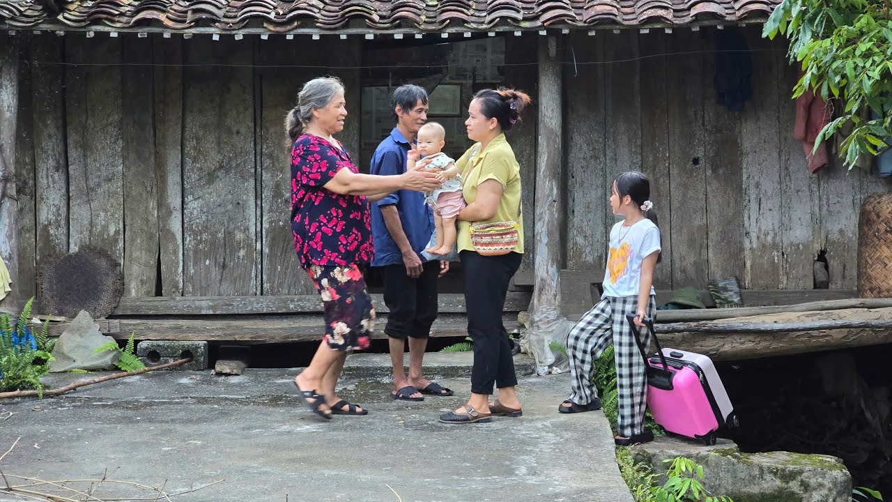 350 km Journey To Visit Parents - Children & Grandchildren Are Happy With Their Grandparents.
