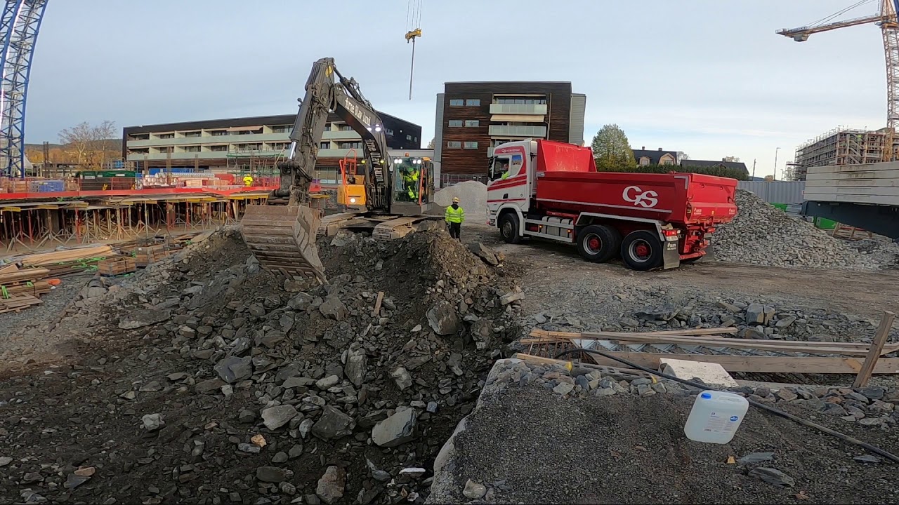 Volvo 235EL excavator loading stone on truck's 💪