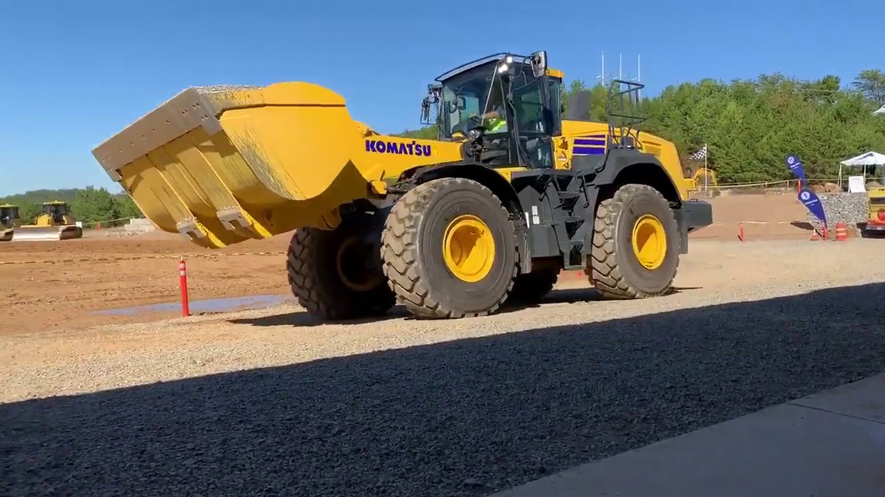 Komatsu WA 475 Loader Loading Trucks