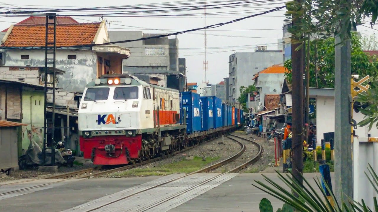 CC 203 95 09 PWT feat KA 2536a KALINGGA CARGO | Tanjung Priok - Kalimas Tiba Stasiun Kalimas
