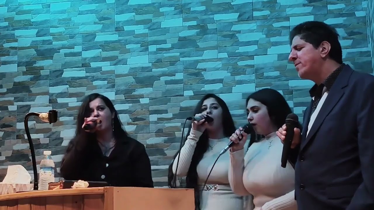 Hermano Moisés con el coro de (La meta en el cielo) en la iglesia de la Hermosa Vitoria 