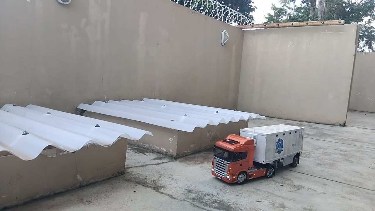 Scania r620 tamiya escala 1/14 no intreposto retirar a carga de pescados. 
