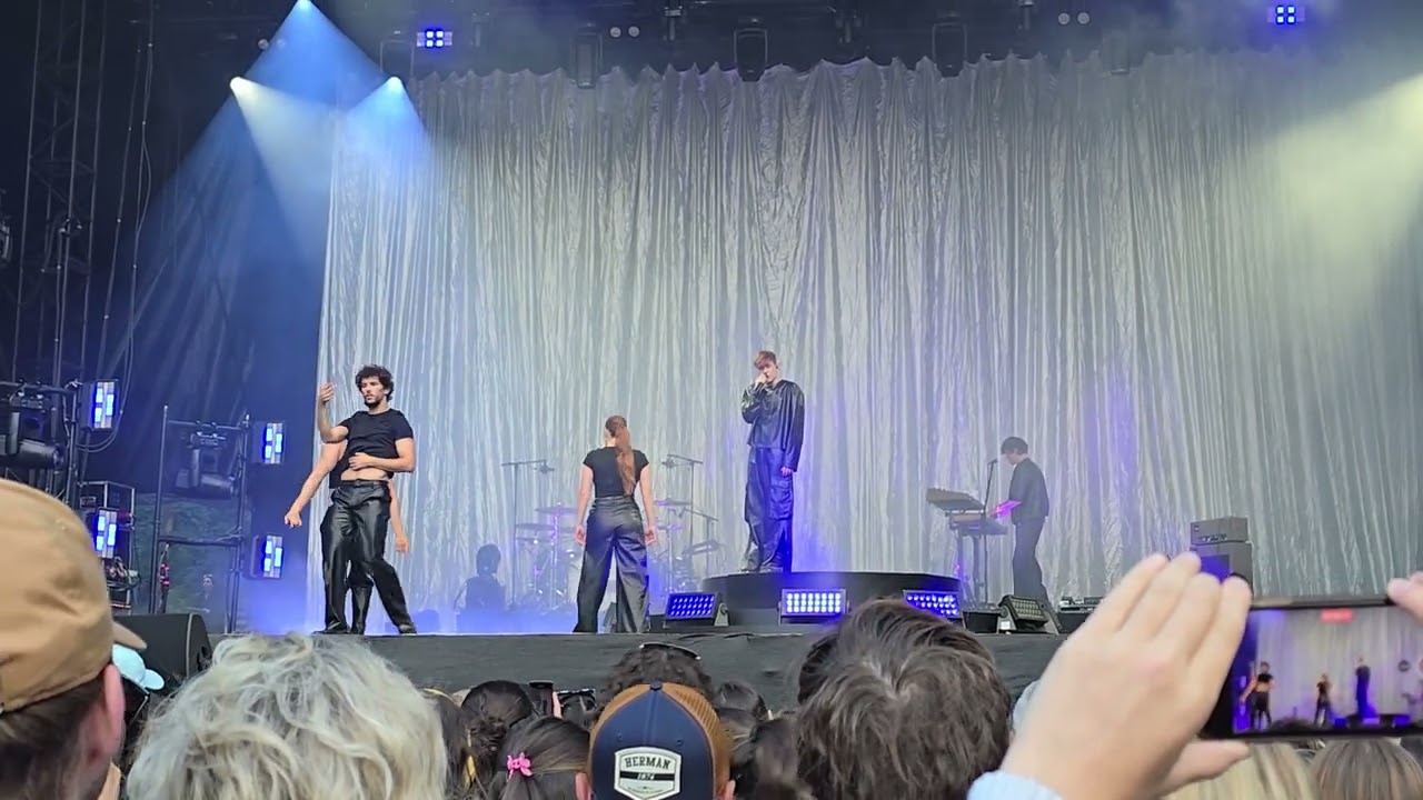 Loic Nottet - Je t ' haine -Enghien le 13 juillet 2024 .