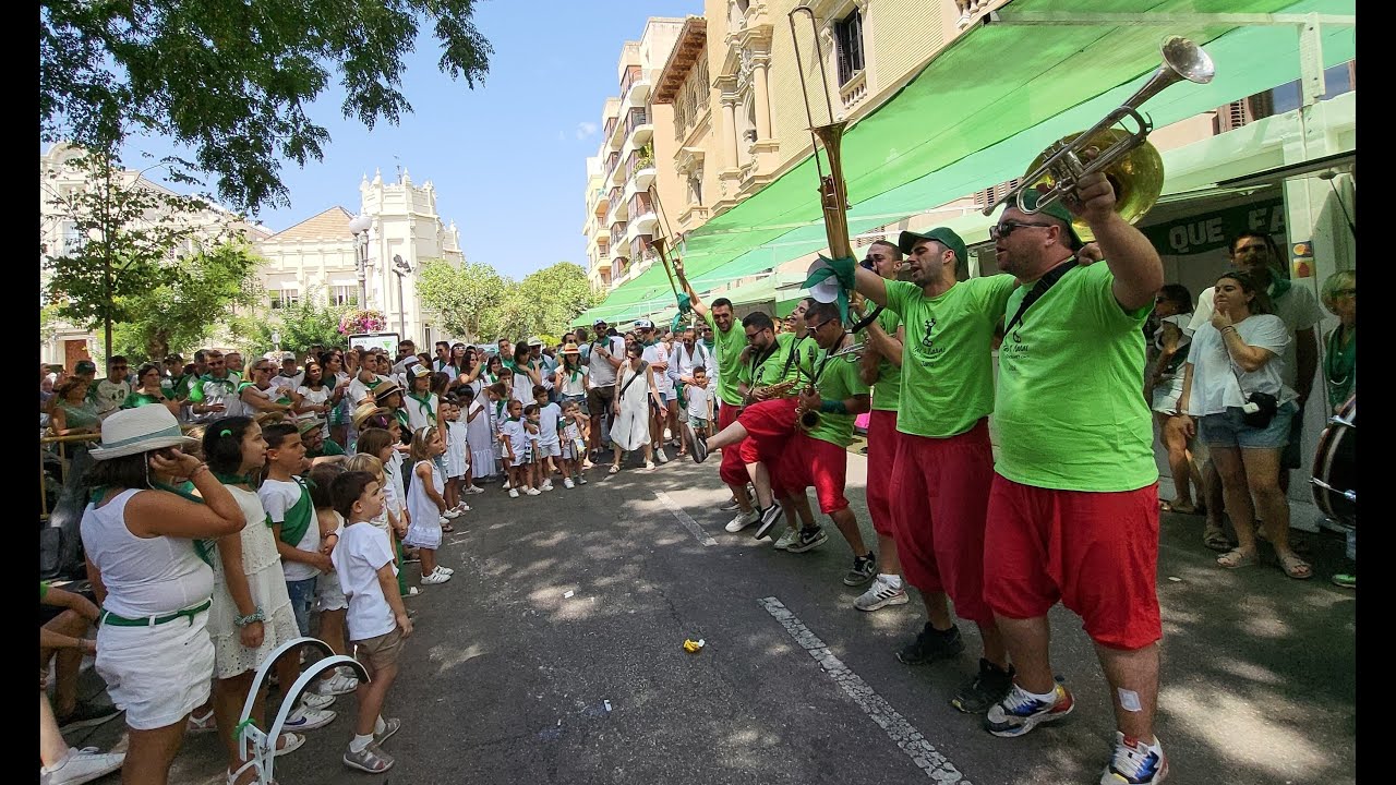 Divertido encuentro de charangas de las peñas en Huesca