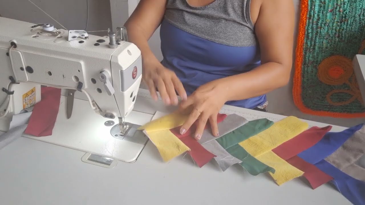 COM FAIXAS DE TRANÇAS FIZ UM LINDO TAPETE.