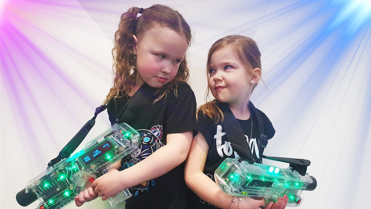 PIP GAAT LASERGAMEN MET VRIENDINNETJE !!