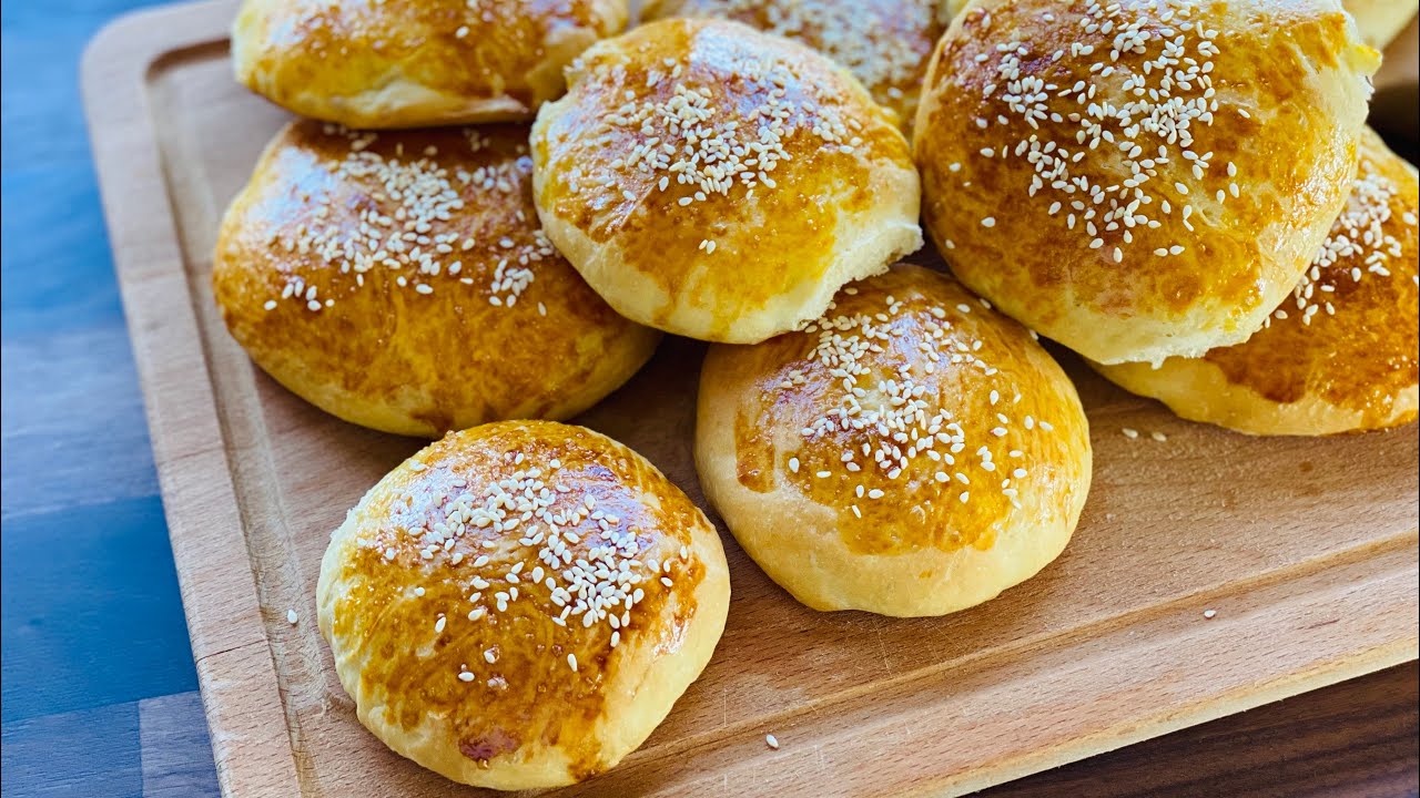 Petits pains aux graines de sésame. Facile à faire