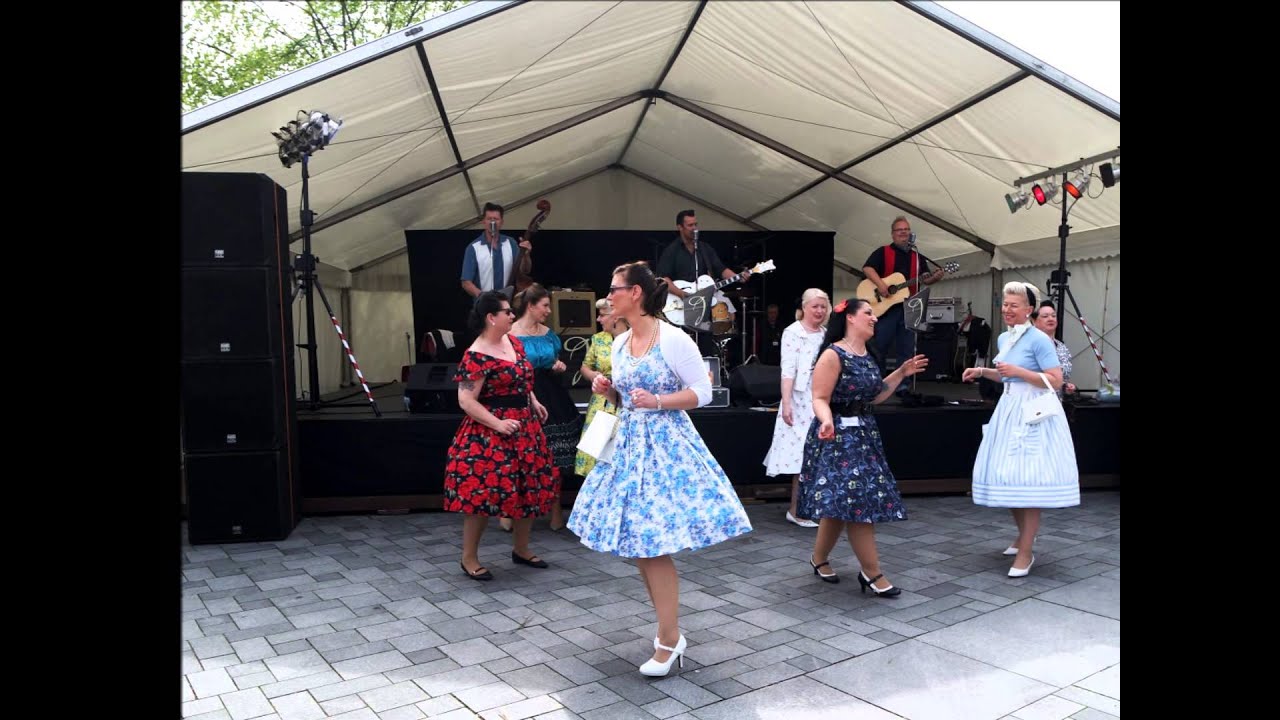 Tanztee – Modenschau beim 2. Oldtimer- und US-Car-Treffen auf dem Marktplatz Bramfeld
