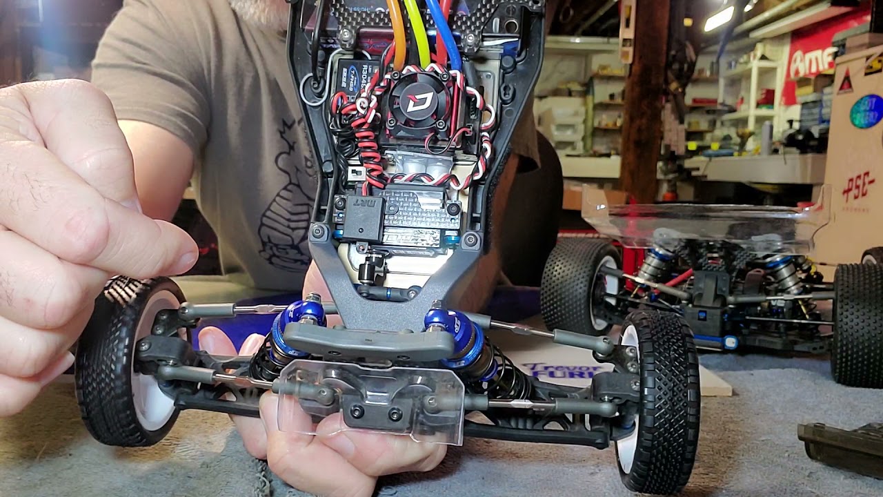 Сравнение Team Associated B6.2 и B6.3.