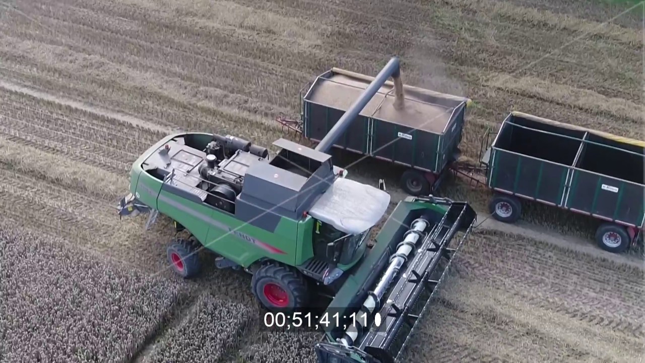 Fendt- M&auml;hdrescher auf einem Getreidefeld in Barendorf im Bundesland Niedersachsen