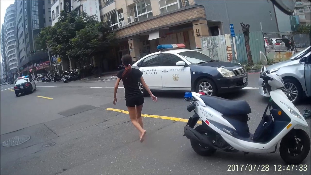 高雄警民合作The Taiwan police chase hit and run driver.
