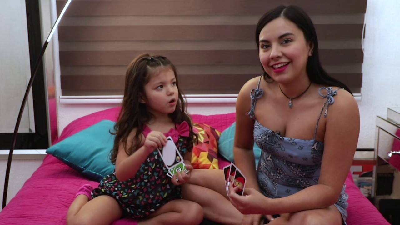 Jugando UNO con Renata