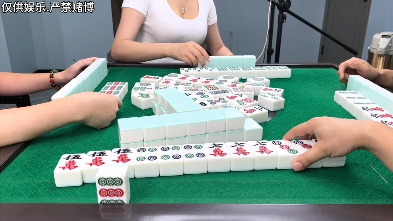 麻将：门锁好都不准跑，双根杠上花三家，关键还是两个暗杠，吃饱