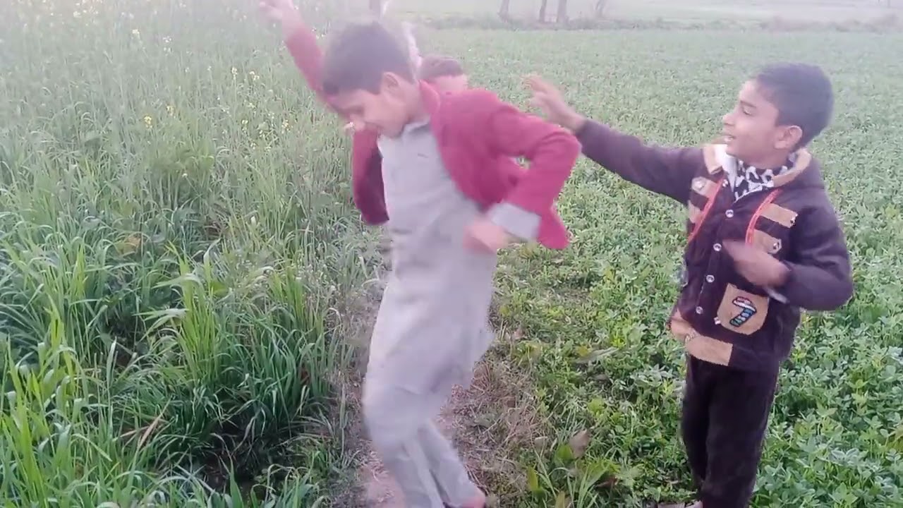 Paheliyon mein bacche Khel rahe hain