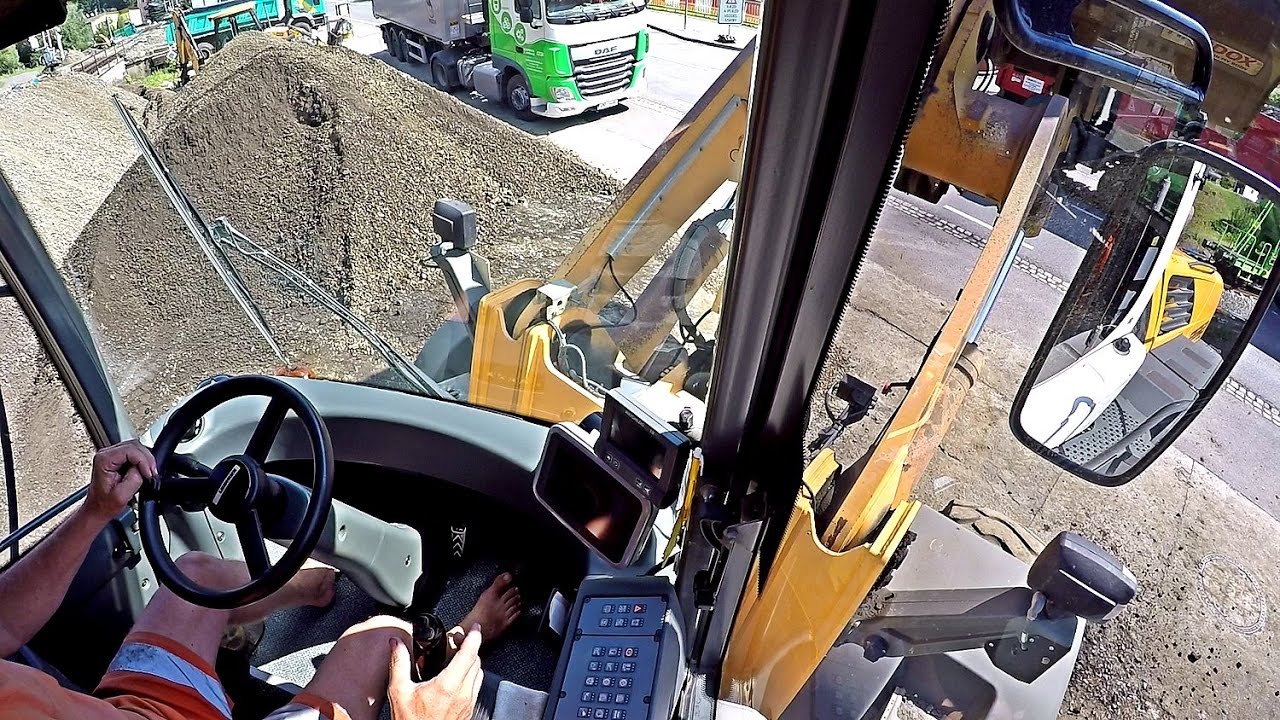 Loader Liebherr 566 - cab view