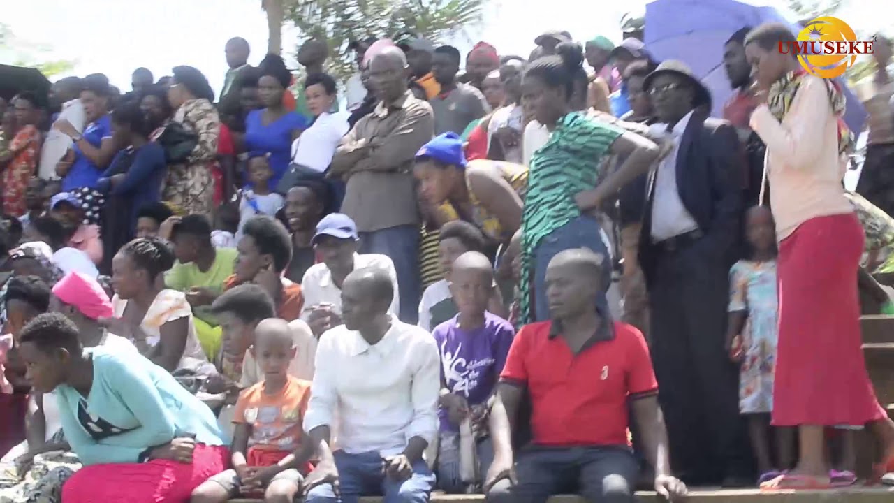 Kinyinya: Uregwana na basaza be kwica umugabo we baburaniye mu ruhame || Abaturage babakomereye