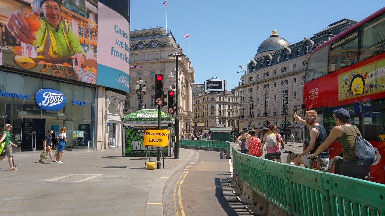 Walking LOCKDOWN CENTRAL LONDON incl. Covent Garden, Regent Street & Piccadilly Circus