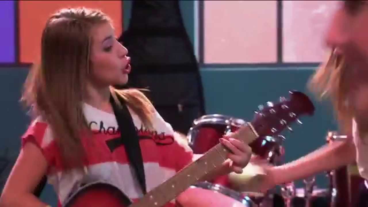Seriál Violetta na Disney Channel - Helena a parta zpívají 
