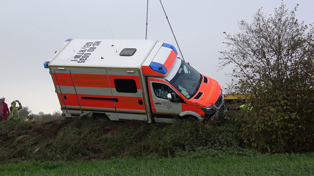 Geilenkirchen - Rettungswagen rutscht  in Graben