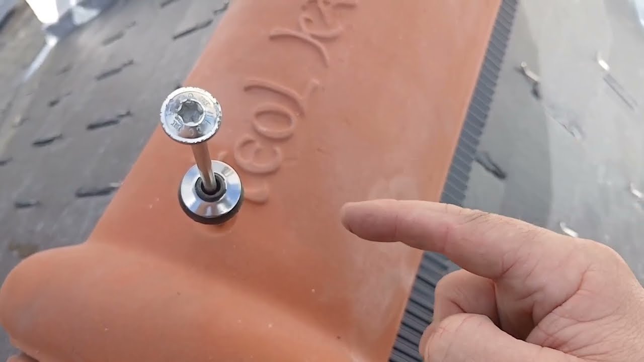 Pose d'un closoir ventilé + tuile faîtière sur ardoise