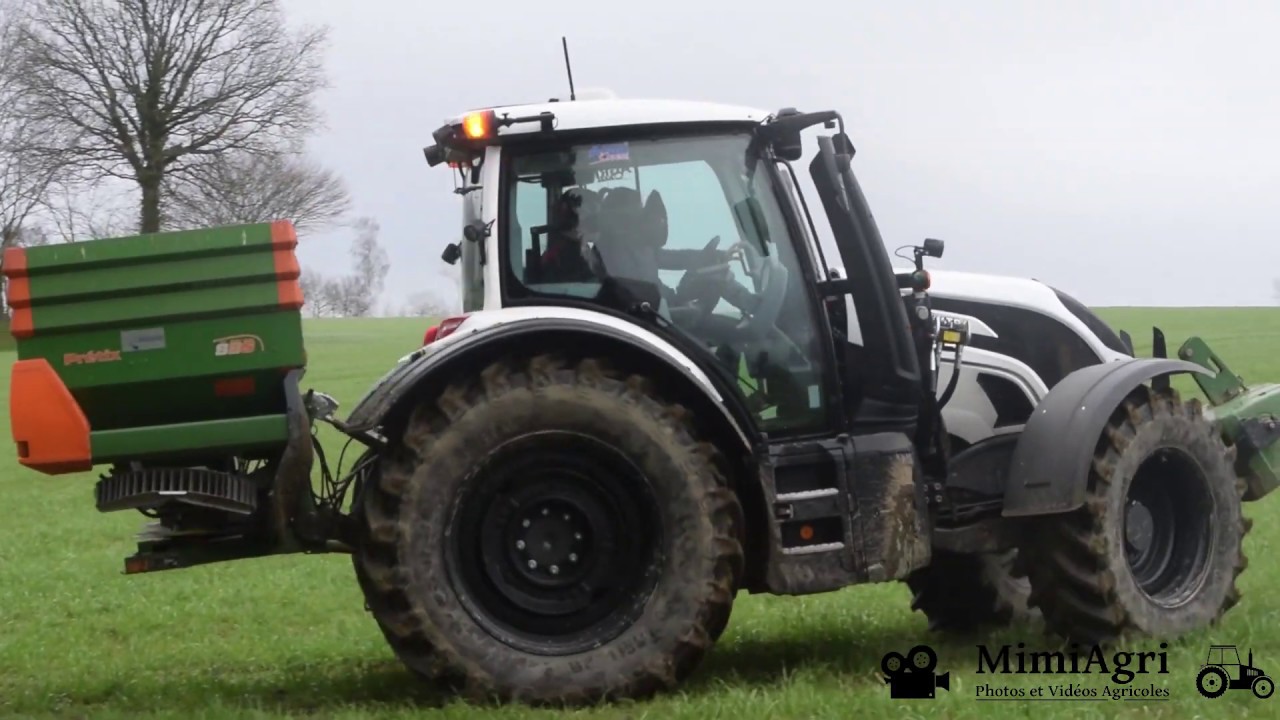 Un VALTRA N154 aux jantes BLACK | Épandage d'engrais 2020