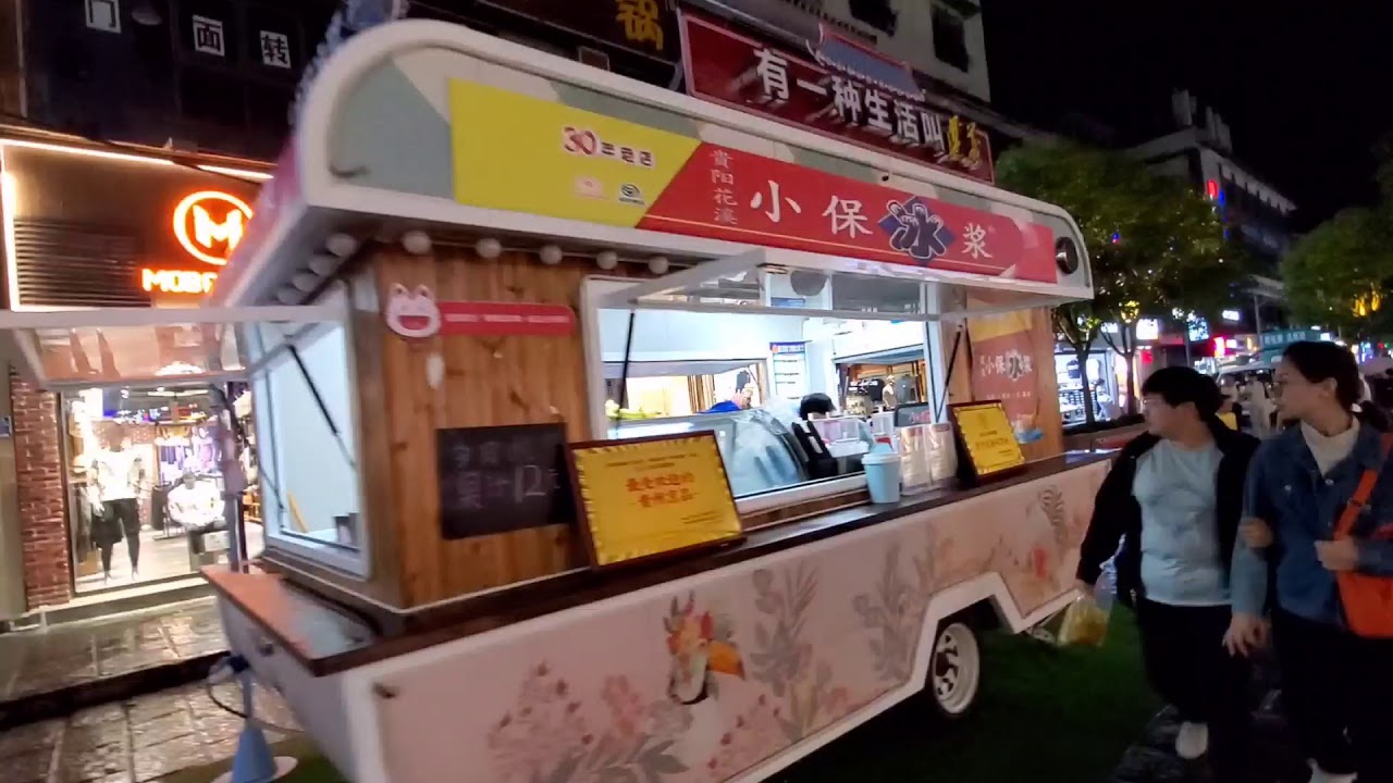 贵州遵义市区晚上很热闹的一条街，很多当地人都喜欢逛，你来过吗