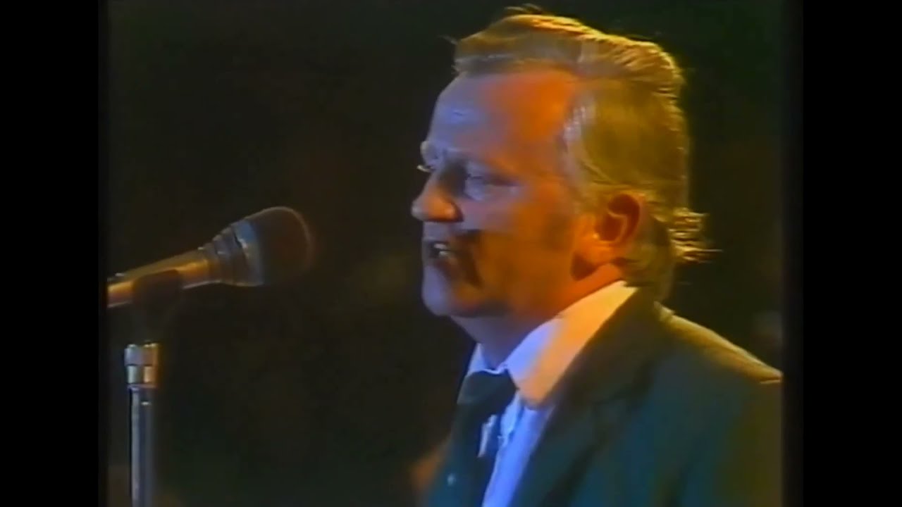 Séamus Mac Mathúna performing ‘Mo Ghile Méar’ with the James Last Orchestra, Dublin, 1986