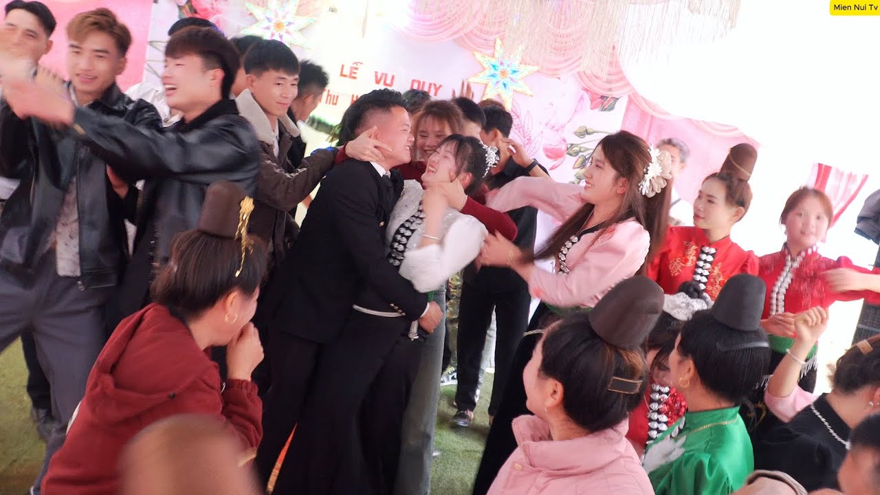 Mết cỡ trai xinh gái đẹp bản Chạy Cang quẩy hết mìnhMừng LVQ Thu Hoài - Anh Sơn