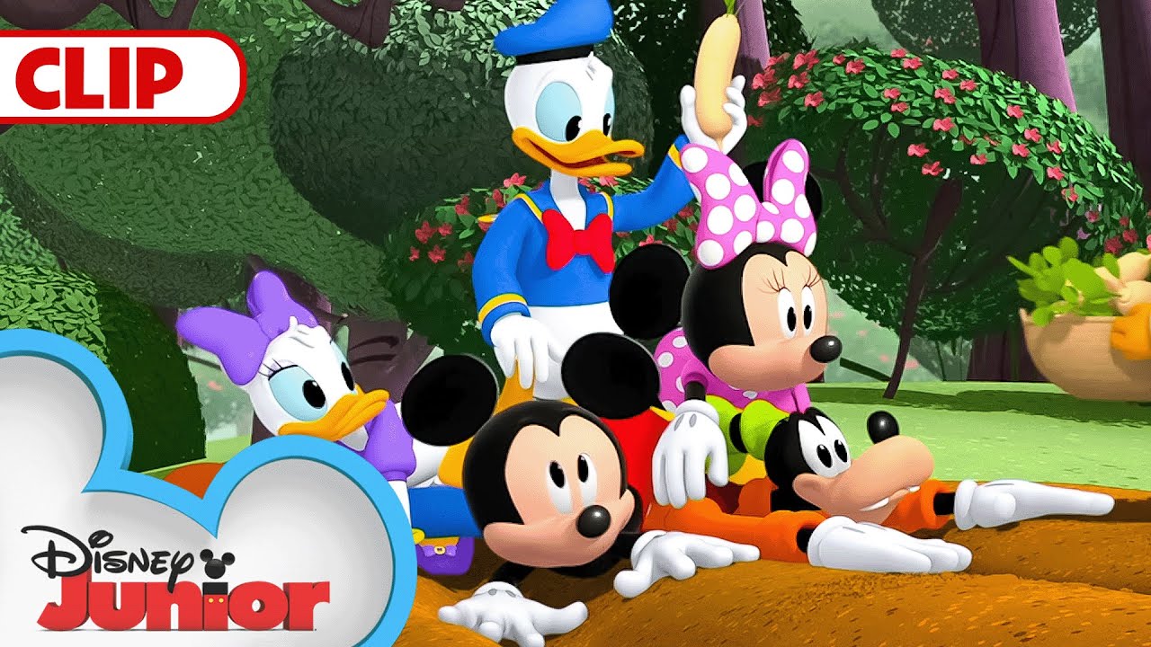 Mickey, Minnie and Friends Earn Coins | Mickey Mouse Funhouse | @disneyjr​