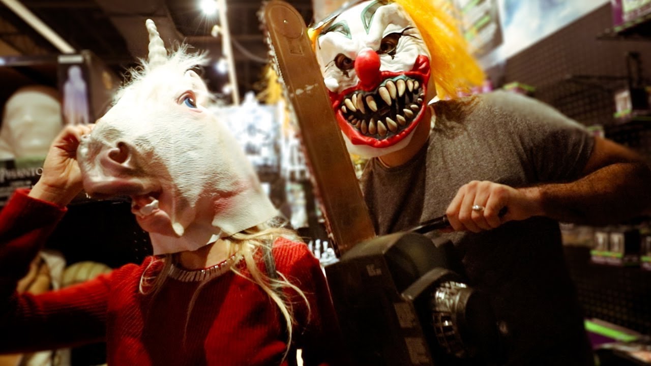 ESCOLHENDO NOSSA FANTASIA, NA MAIOR LOJA DE HALLOWEEN DO MUNDO