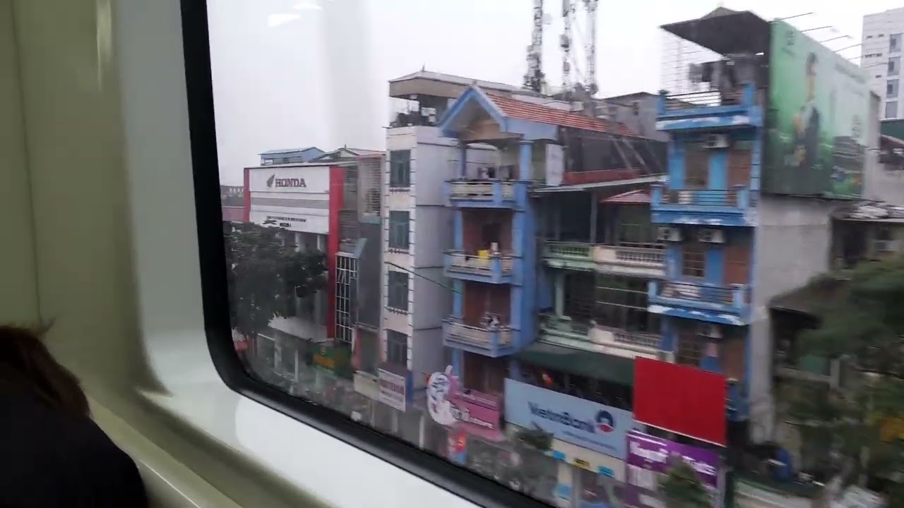 Hura in Metro Cát Linh 