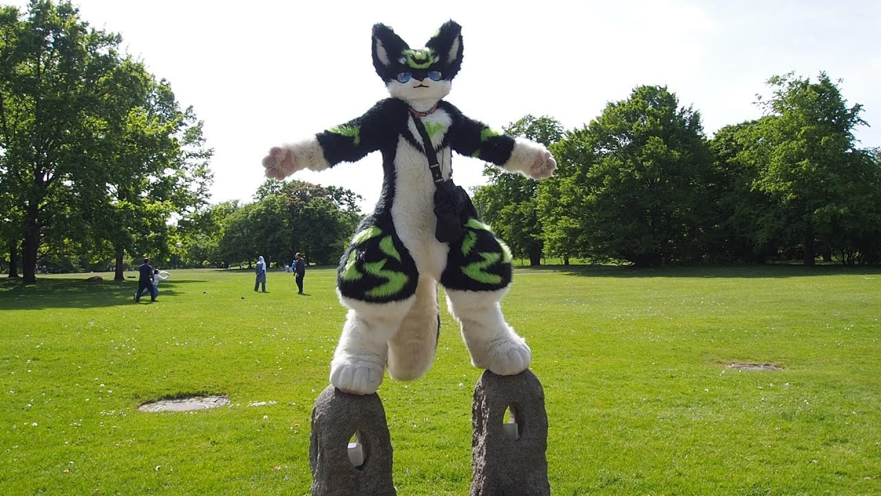 Floof in the Flowers 🌼🐻  A Fursuit Walk Through Britzer Garten