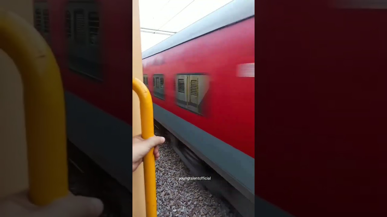 Rajdhani express train is running in high speed at Ratlam Junction Railway Station | Rajdhani Train