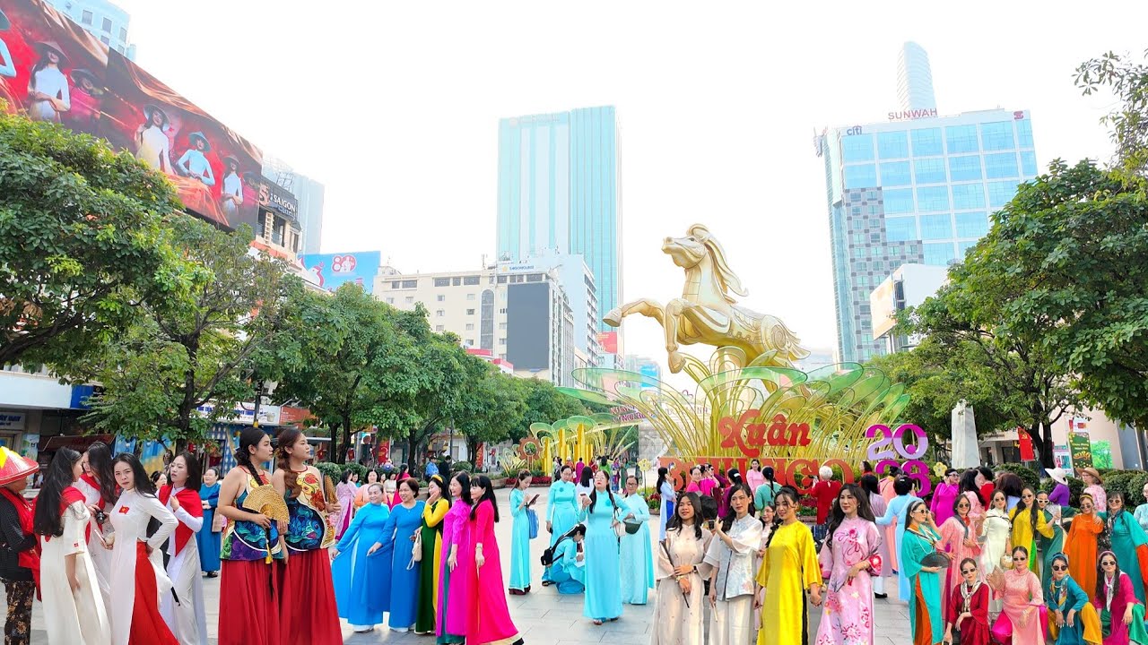 ĐẸP CHƯA TỪNG THẤY 5000 TÀ ÁO DÀI ĐỔ VỀ PHỐ ĐI BỘ NGUYỄN HUỆ LỄ HỘI ÁO DÀI 2026