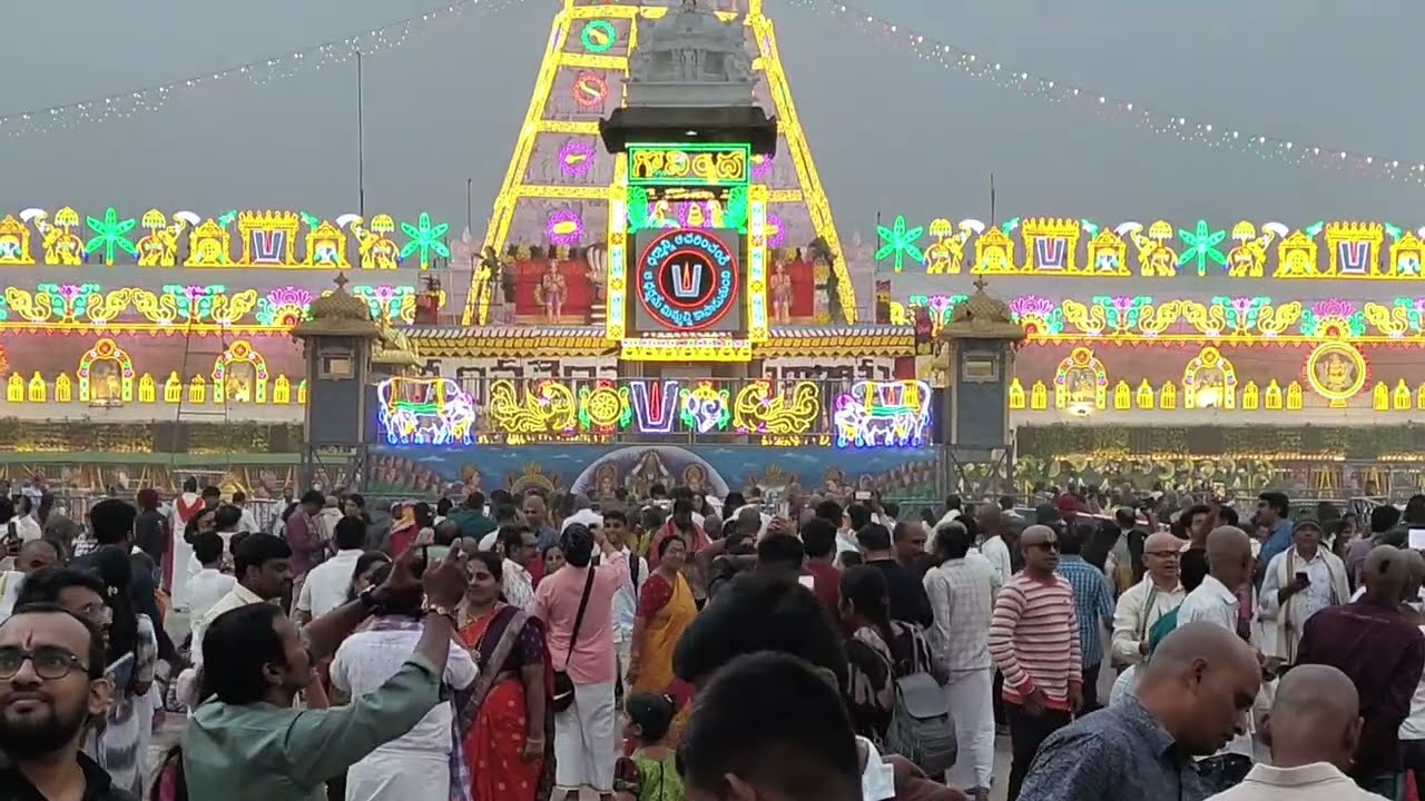 Live:  తిరుమల శ్రీవారి ఆలయం భక్తల రద్దీ - అలంకరణ విద్యుత్ దీపాల లైటింగ్ - రేపే చక్రతీర్థం 