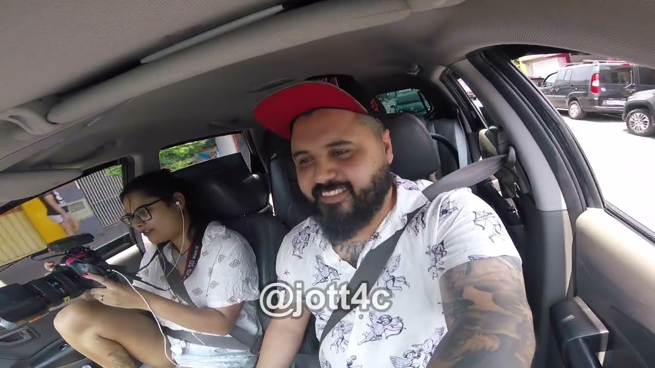 Mulher abandona marido em frente da casa da amante