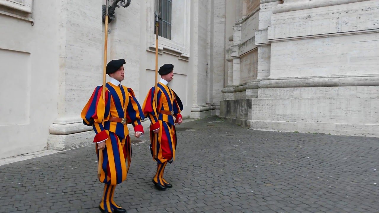 Wachablösung der Schweizer Garde am Vatikan  zur vollen Stunde