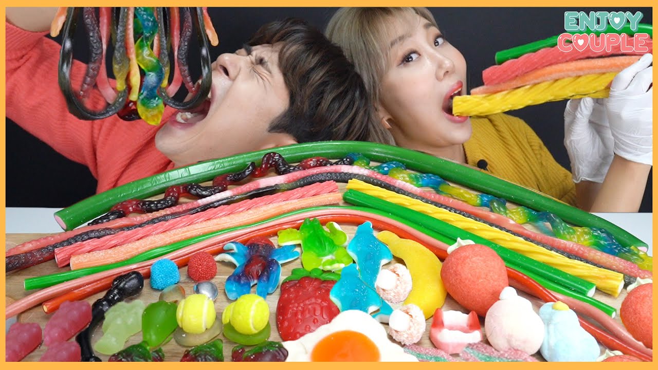 SUB) 몰티저스급!! 쫠깃쫠깃 소리대박 젤리40종먹방!! 매운고추젤리,뱀젤리까지!! 40 different flavors of jelly mukbang! [enjoycouple]
