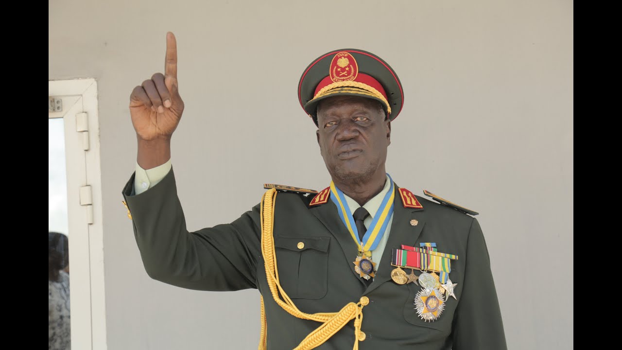 Достопочтенный Куол Маньянг выступает со своей фермы