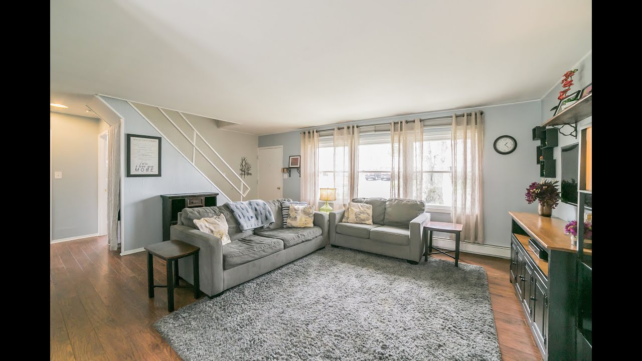 54 Queens Bridge Rd, Levittown, PA 19057