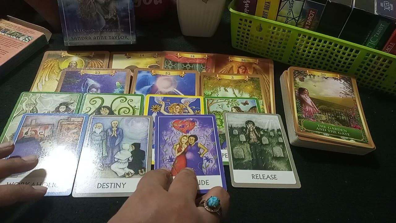 💞WHO WANTS TO TALK TO YOU AND WHY 💞 HINDI-URDU TAROT 💕#whowantstotalk #whoismissingyou #tarot